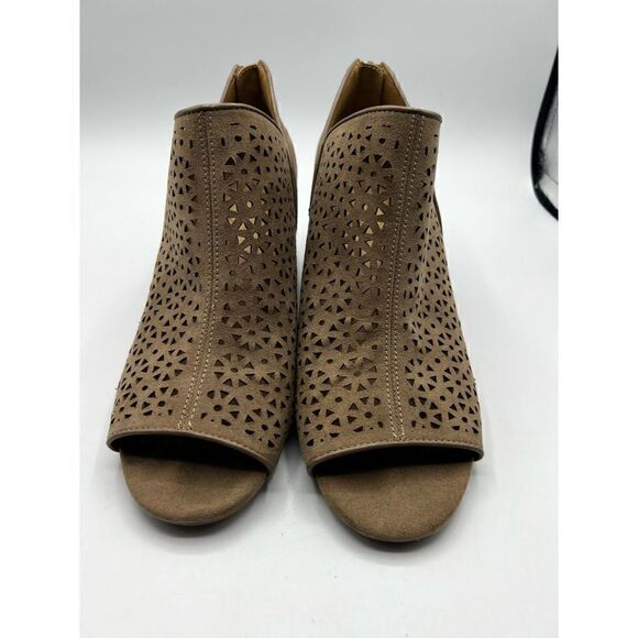 Violet & red laser cut out open toe zipper back wedge booties taupe Sz 10 - Picture 2 of 6